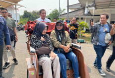 Bupati Aep Uji Langsung Becak Listrik, 220 Penarik Becak Lansia di Karawang Terima Bantuan