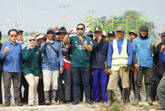 Goloran Bareng Petani, Asep Gotong Royong Bersihkan Saluran Irigasi di Pebayuran