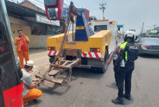 Bus Pemudik Mogok di Tol Kartim, Tim Urai Satlantas Polres Karawang Bergerak Cepat Evakuasi