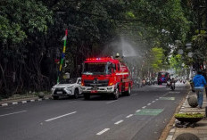Kurangi Dampak Abu Vulkanik, Damkar Bandung Semprot Jalan Protokol