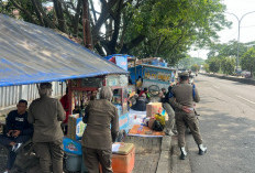 Satpol PP Karawang Imbau PKL Bongkar Lapak Usai Lebaran, Total 259 Lapak Didata di Jalur Mudik