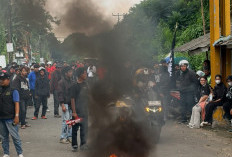 Tak Tahan Kondisi Jalan Dibiarkan Rusak Pemerintah Pusat, Warga Karawang Gelar Aksi di Tengah Jalan