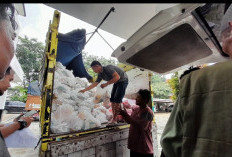 Sembako Rp40 Ribu Diserbu Warga Bekasi