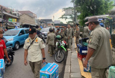 Satpol PP Kota Bekasi Tertibkan Pedagang Kaki Lima di Trotoar