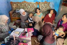Ibu Lurah Karawang Kulon Kunjungi Balita di Posyandu Kemuning 17