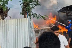 Gudang Diduga Penyimpanan Limbah di Cikarang Barat Terbakar, Asap Hitam Pekat Picu Kepanikan Warga