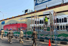 Satpol PP Kawal Pengecatan Mural Flyover Cikampek, Pastikan Kondusif