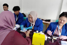 Mahasiswa Farmasi Universitas Esa Unggul Dorong Pencegahan DBD dan Stunting di Sindang Panon