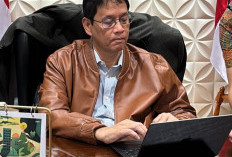 Bangga Produk Lokal, Menkeu Purbaya Tampil Stylish dengan Jaket Kulit Garut