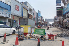 Jalan Tuparev Diperbaiki, DPUPR Lakukan Pemadatan Paving Block