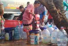 Kekeringan di Kabupaten Bekasi Makin Parah, Warga Antre Pembagian Air Bersih