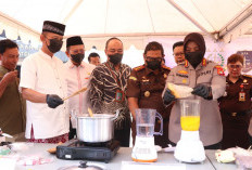 Kejari Kabupaten Bekasi Musnahkan 98 Perkara, Narkoba Diblender, Senjata Digerinda
