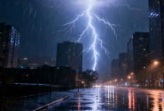 BMKG: Fenomena Hujan Petir di Sore Ini, yang Pulang Kerja Harap Hati