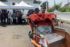 Ratusan Aki-aki Karawang Jajal Becak Listrik Bantuan Prabowo