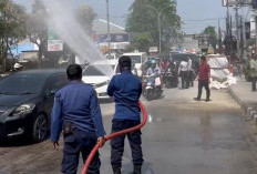DPUPR dan BPBD Karawang Siapkan 5.000 Liter Air untuk Atasi Debu Jalan Tuparev