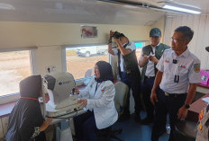 KAI Gelar Rail Clinic di Karawang, Layani 250 Warga dan Bagikan Kacamata Gratis kepada 30 Siswa