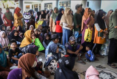 Ratusan Warga Babelan Antre Panjang Demi Sembako Gratis Jelang Idul Adha