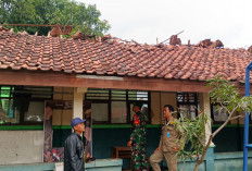 2 Tahun Tidak Digunakan KBM, Tiga Ruang Kalas SMPN 03 Ciksel Ambruk Karena Cuaca Ekstrim 