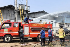 Gudang Biji Plastik di Cikarang Timur Terbakar, Truk Ikut Dilalap Api