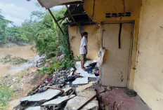 Kali Bekasi Makan Daratan, Rumah Warga Terancam Ambruk