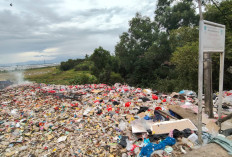 Warga Sukamahi Keluhkan Tumpukan Sampah Liar Dekat Pemda Bekasi 