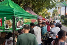 UMKM Kuliner Bekasi Kebanjiran Pembeli Saat Jam Makan Siang