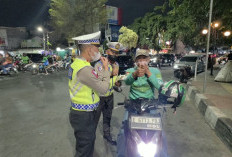 Abu Vulkanik Anak Krakatau Mengintai, Polisi Bekasi Bagi Masker Gratis