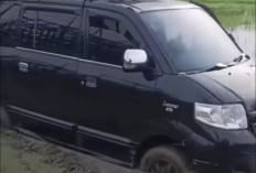 Sebuah Mobil Ugal-ugalan di Babelan! Tabrak Beruntun hingga Nyebur ke Sawah, Polisi Selidiki Sopir