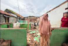 Angin Kencang Robohkan Rumah di Adiarsa Timur, Satu Keluarga Terpaksa Mengontrak