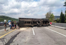 TRUK FUSO TERGULING, JALUR CISOLOK–BAYAH SUKABUMI SEMPAT LUMPUH TOTAL