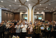 Pemkab Karawang Serahkan Penghargaan Sekolah Adiwiyata 2025