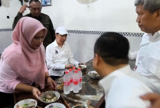 Jokowi Mampir Makan Bakso di Cikarang, Warga Bekasi Langsung Merubung