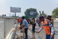 Dishub Karawang Gebrak Lalin Asri, Jembatan Pabrik Es Dibersihkan dari Debu dan Coretan