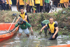Jelang Musim Hujan, Kapolres Bekasi Turun Langsung Bersihkan Kali Baru