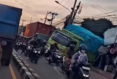 Ugal-ugalan Tabrak Warung di Depan Gedung Juang Tambun, Truk Bermuatan Beras Masuk Saluran Air