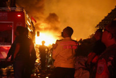 Kebakaran Hebat di Kawasan Pabrik Cikopo Selama 12 jam, Armada Damkar Karawang hingga Subang Diterjunkan