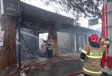 Kebakaran Hanguskan Toko Helm di Jalan Pasundan Karawang, Jalur Kereta Pun Sempat Dialihkan