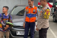 Kehabisan Ongkos Buat Pulkam, Polres Karawang Bantu Pemudik Asal Riau yang Jalan Kaki Menuju Surabaya