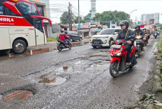 Jalan Rusak Belum Tuntas, Mobilitas Warga Bekasi Masih Terganggu
