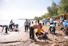 Pertamina Patra Niaga Regional JBB Gandeng Kelompok Masyarakat Balongan Lakukan Coastal Cleanup, Semarakkan Bu