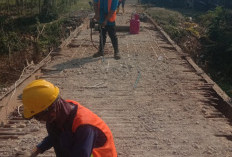 Ternyata Bukan Provinsi, Jembatan Kalenkapal Citarik yang Dibangun Era Belanda Mulai Diperbaiki Pemda Karawang