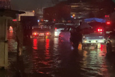 Genangan di Jalan Diponegoro KM 39 Tambun Bikin Chaos, Puluhan Motor Mogok di Tengah Jalan