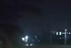 Gelap Total! Jalur Setu–Cibarusah Tanpa PJU, Pengendara Was-was Keluhkan Kondisi