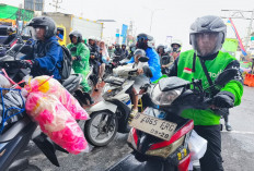 Kerupuk Melarat Jadi ''Oleh-oleh Wajib'' Pemudik Motor di Jalur Pantura Bekasi 