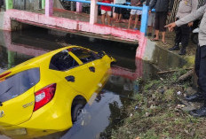 Tabrak Motor Tancap Gas, Brio Kuning Nyungsep di Rengasdengklok