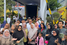 Rayakan HUT ke-58, H. Tulus Widodo Bagikan 8.926 Paket Sembako ke Ribuan Kades di Karawang 
