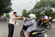 Lapas Karawang Bagikan 200 Paket Takjil untuk Pengendara, Warga Binaan Juga Ikuti Pembinaan Ramadan