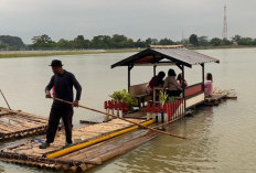 Wahana Rakit di Desa Wisata Situ Kamojing Jadi Favorit Warga Ngabuburit