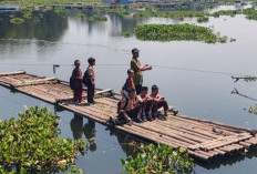 Bertaruh Nyawa Menyeberangi Waduk Saguling, Bocah SD di Bandung Barat Andalkan Rakit untuk Sekolah