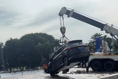 Waduh! Begini Kronologi BYD M6 Nyemplung ke Kolam Bundaran HI